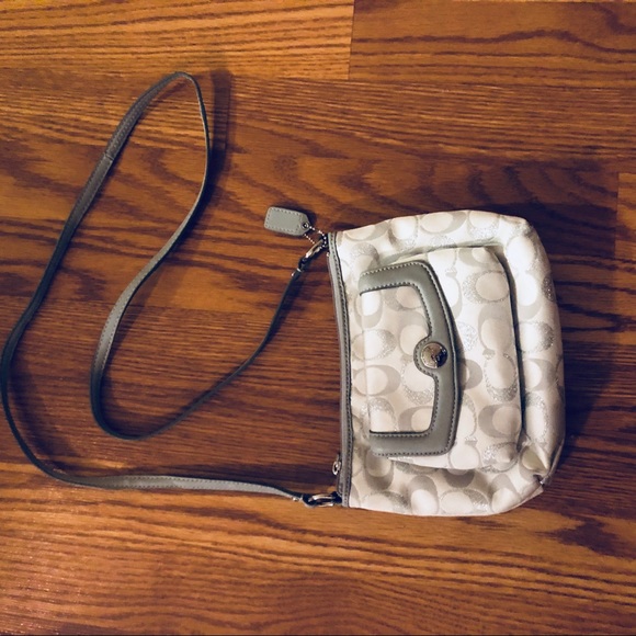 Coach Handbags - COACH SIGNATURE SWING PACK CROSS BODY